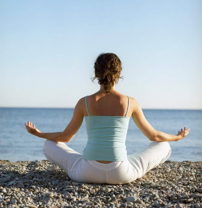 Persona practicando yoga para mejorar su energía y su salud